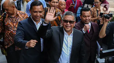 Sekretaris Jenderal (Sekjen) Partai Demokrasi Indonesia Perjuangan (PDIP), Hasto Kristiyanto mengangkat tangan saat meninggalkan gedung Komisi Pemberantasan Korupsi (KPK), Jakarta, Selasa (20/8/2024). (Liputan6.com/Angga Yuniar)