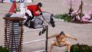Gregory Wathelet dari Belgia mengendarai Nevados S melompat melewati patung sumo kecil di final individu lompat berkuda selama Olimpiade Tokyo 2020 di Equestrian Park di Tokyo (4/8/2021).
(AFP/Behrouz Mehri)