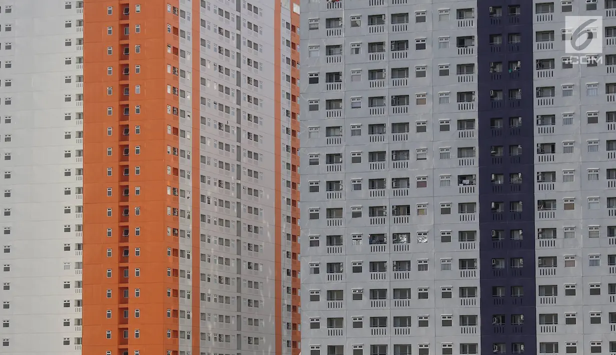 Suasana bangunan apartemen yang berjejer di Jakarta, Rabu (13/3). Semakin terbatasnya lahan kosong di Ibukota menjadikan hunian veertikal sebagai salah satu solusi bagi permasalahan pemukiman penduduk. (Liputan6.cpm/Immanuel Antonius)