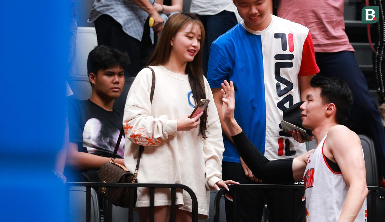 Pemain Timnas Basket Indonesia, Vincent Kosasih (kanan) menemui kekasihnya, Nita Vior yang juga seorang atlet E-Sport setelah laga pembuka Indonesia International Basketball Invitational di Indonesia Arena, Senayan, Jakarta, Rabu (02/08/2023). (Bola.com/Bagaskara Lazuardi)