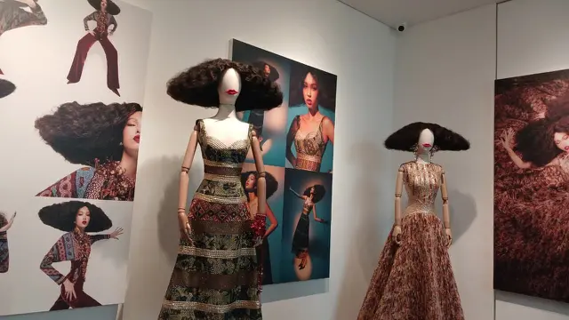 Fashion Installation Nusanova 2.0 "SEKAR JAGAT", karya Ivan Gunawan (3/8/2026). (Liputan6.com/Nurri Indah)