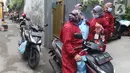 Sejumlah relawan Dompet Dhuafa seusai mengecek kesehatan ibu menyusui penyintas COVID-19 di RW 07 Kelurahan Tengah, Kramat Jati, Jakarta, Kamis (5/8/2021). Kegiatan tersebut dalam rangka Pekan ASI Sedunia yang diperingati setiap tanggal 1 hingga 7 Agustus. (Liputan6.com/Herman Zakharia)