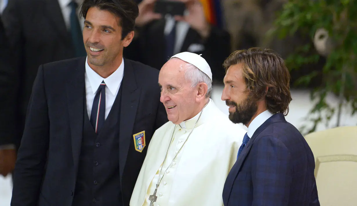 Paus Fransiskus (tengah) berfoto bersama dengan pemain Timnas Italia, Andrea Pirlo (kanan) dan Gianluigi Buffon (kiri) pada 1 September 2014 selama pertemuan dengan penyelenggara, pemain, dan tamu pertandingan sepak bola antar agama "pertandingan untuk perdamaian", yang dimainkan di Stadion Olimpiade Roma, Italia. (AFP/Vincenzo Pinto)