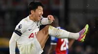 Son Heung-min menuntaskan rangkaian serangan Tottenham Hotspur dengan tap-in usai menerima umpan dari Brennan Johnson. (Glyn KIRK/AFP)