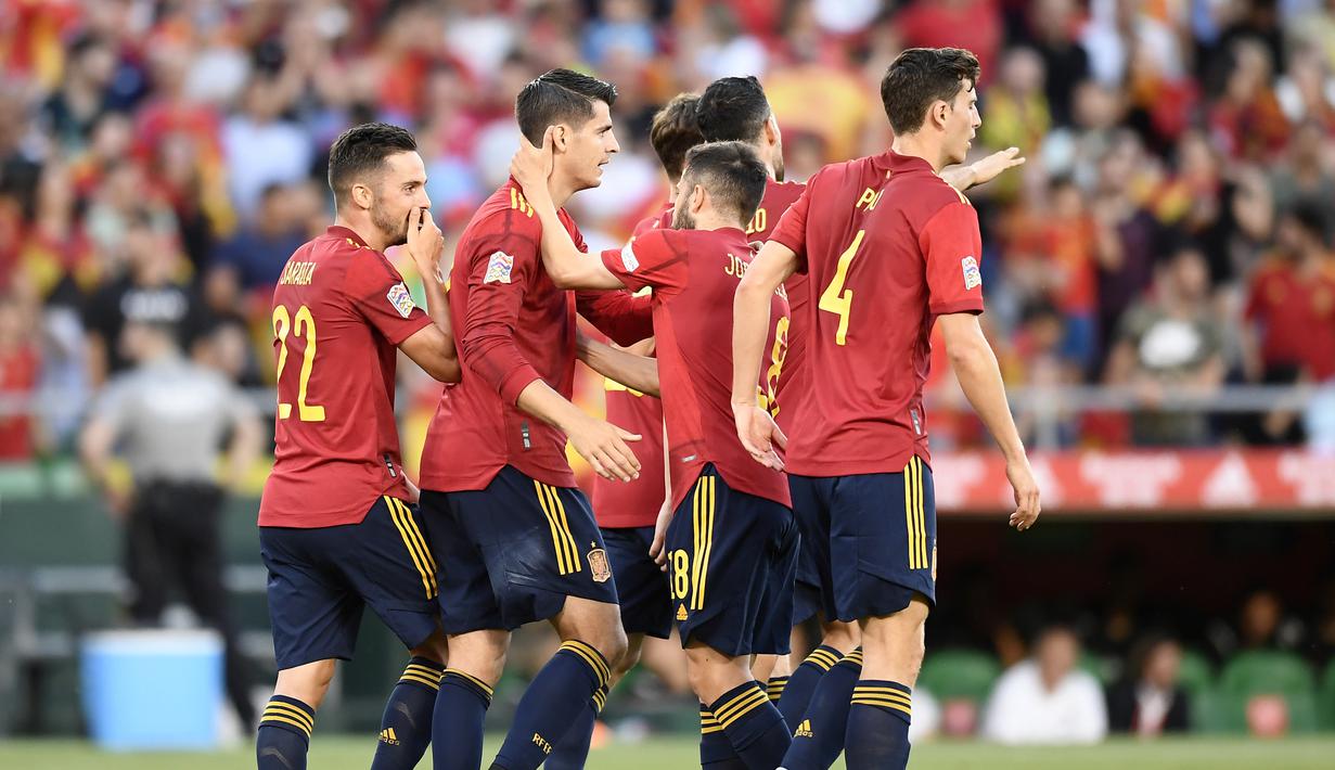 <p>Penyerang Spanyol, Alvaro Morata (kedua kiri) berselebrasi dengan rekan setimnya usai mencetak gol ke gawang Portugal pada pertandinga perdana Grup B Nations League 2022 di Stadion Benito Villamarin, di Seville, Spanyol, Jumat (3/6/2022). Spanyol bermain imbang dengan Portugal 1-1. (AP Photo/Jose Breton)</p>