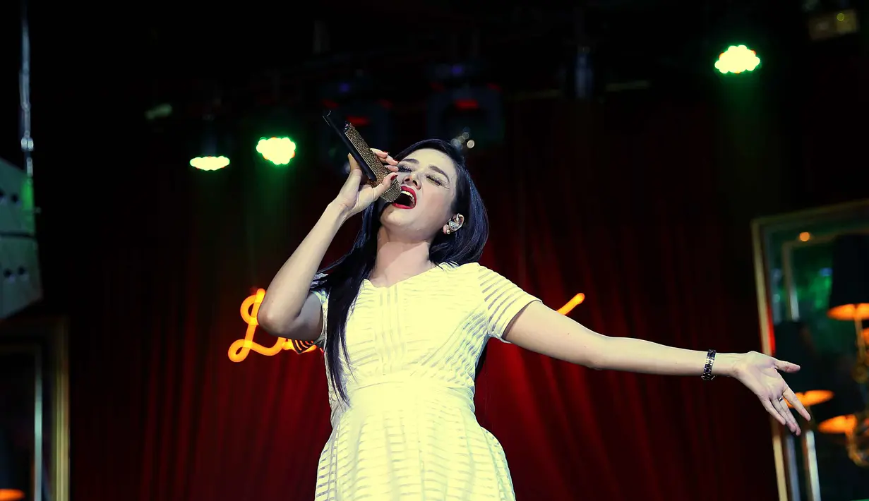 Setelah menjalani rumah tangga selama tujuh tahun, banyak lika-liku dalam rumah tangganya. Hingga puncaknya, Mulan hampir memutuskan untuk bercerai dengan bapak tiga anak dari pernikahannya dengan Maia Estianty. (Nurwahyunan/Bintang.com)