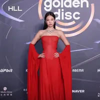 Jennie Blackpink di Golden Disc Awards pakai baju merah. [Dok. Golden Disc Awards]