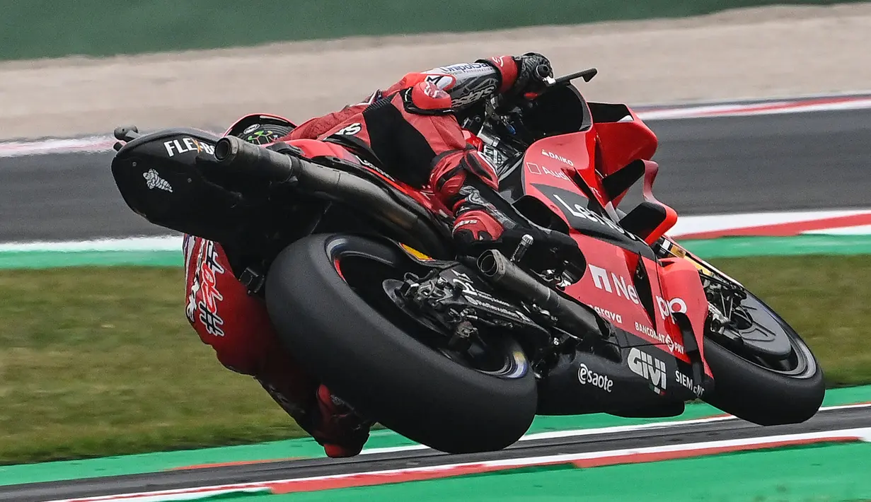 Sebelumnya Ducati telah mengembangkan rear ride-height device. Piranti tersebut sama seperti front ride-hight device namun penggunaanya dibagian roda belakang motor. Teknologi ini pertama kali diperkenalkan pada tahun 2019 dan hingga saat ini masih dilegalkan. (AFP/Andreas Solaro)