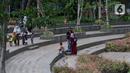 Pengunjung menikmati suasana Taman Tebet Eco Park, Jakarta, Rabu (1/2/2023). Pemanfaatan wilayah dengan menjadikannya sebagai ruang terbuka hijau (RTH) agar lebih bermanfaat bagi masyarakat, gencar dilakukan. (Liputan6.com/Herman Zakharia)