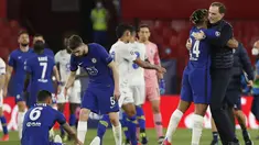 Pelatih Chelsea, Thomas Tuchel (kanan) memeluk Reece James usai pertandingan melawan Porto pada leg kedua perempat final Liga Champions di stadion Ramon Sanchez Pizjuan, Spanyol, Rabu (14/4/2021). Chelsea lolos ke semifinal usai mengandaskan Porto dengan agregat 2-1. (AP Photo/Angel Fernandez)