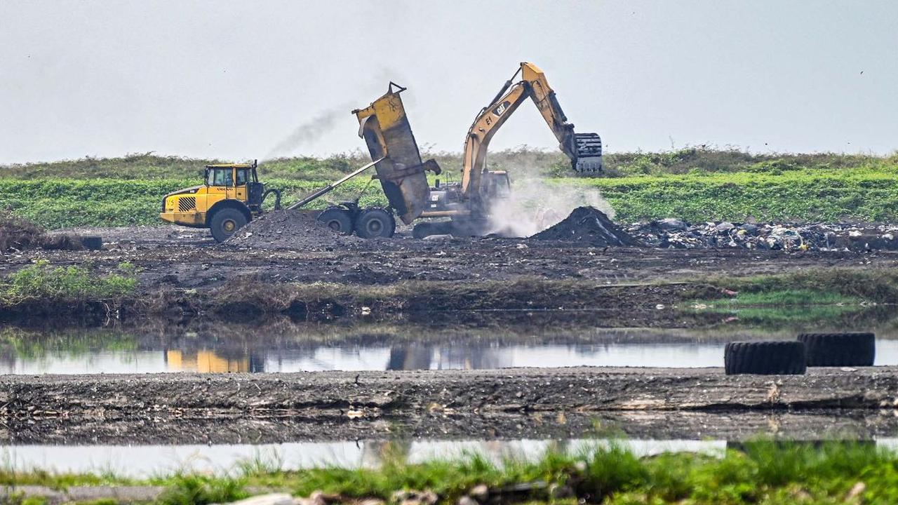 Pulau Semakau berlokasi di Selat Singapura yang tak jauh dari Indonesia. Pulau ini menjadi tempat pembuangan akhir bagi sampah-sampah yang dikumpulkan dari seluruh negeri.