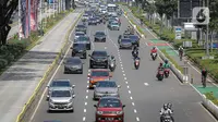 Sejumlah kendaraan melintas di kawasan Jalan Sudirman, Jakarta, Rabu (11/8/2021). Mulai 12 Agustus 2021, Polda Metro Jaya bakal kembali menerapkan aturan ganjil genap di sejumlah ruas jalan Ibu Kota dan meniadakan kebijakan penyekatan yang diterapkan selama PPKM Level 4. (Liputan6.com/Faizal Fanani)
