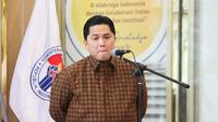 Ketua Umum PSSI Erick Thohir usai mendampingi pelatih Timnas Indonesia Patrick Kluivert beraudiensi dengan Menteri Pemuda dan Olahraga (Menpora) Dito Ariotedjo serta Wamenpora Taufik Hidayat di Gedung Kemenpora, Senayan, Jakarta, Senin (13/1/2025) sore WIB. (Bola.com/Abdul Aziz)