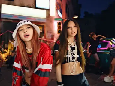 Lisa dan Jennie BLACKPINK kenakan jersey sambil pamer perut rata (YouTube BLACKPINK)