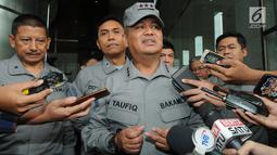 Kepala Bakamla Laksamana Madya Achmad Taufiqoerrochman memberikan keterangan usai keluar dari Gedung KPK, Jakarta, Kamis (17/1). Taufiqoerrochman datang untuk audiensi dengan pimpinan KPK terkait pencegahan tindak pidana korupsi. (Merdeka.com/Dwi Narwoko)