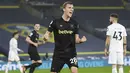 Gelandang West Ham, Tomas Soucek berselebrasi usai mencetak gol ke gawang Leeds United pada pertandingan lanjutan Liga Inggris di stadion Elland Road di Leeds, Inggris, Sabtu (12/12/2020). West Ham menang tipis atas Leeds United 2-1. (Oli Scarff, Pool via AP)