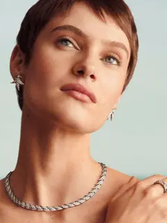 Menyimpan perhiasan secara terpisah dapat membantu mencegah kalung kusut, aksesori tergores, hingga risiko hilang saat disimpan. (Foto/Dok: Pexels)