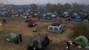 Sejumlah tenda terpasang di kamp pengungsian di sebuah lapangan di samping tempat parkir Walmart, Chico, California, AS (16/11). Akibat kebakaran yang terjadi di California sekitar 63 orang tewas. (AFP Photo/Justin Sullivan)