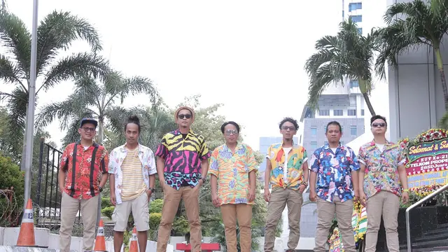 Kokom merupakan band komedi yang bernaung di Rumah Lucu Management bersama Abdel Achrian, Temon Templar, dan Cak Lontong