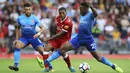 Pemain Arsenal, Danny Welbeck (kanan) melakukan blok sepakan pemain Liverpool, Georginio Wijnaldum pada lanjutan Premier League di Anfield Stadium, Liverpool, (27/8/2017