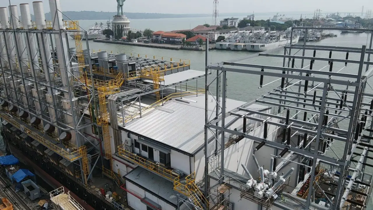 Pembangkit listrik di atas kapal. Foto: PLN