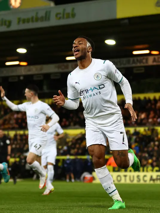 Pemain Manchester City Raheem Sterling (kanan) melakukan selebrasi usai mencetak gol ke gawang Norwich City pada pertandingan sepak bola Liga Inggris di Stadion Carrow Road, Norwich, Inggris, 12 Februari 2022. Manchester City menang 4-0. (Adrian DENNIS/AFP)
