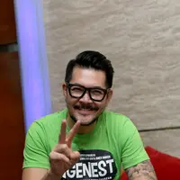 Menjadi ‘papa kece’ rupanya Ferry Salim juga sering berbincang dengan anaknya yang juga sudah tumbuh menjadi pria. Brandon Salim rupanya kerap membicarakan masalah jodoh dengan sang ayah. (Andy Masela/Bintang.com)