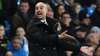 Ekspresi pelatih Manchester City, Pep Guardiola saat memberikan instruksi kepada para pemain pada lanjutan Premier League di Etihad Stadium, (8/3/2017). Manchester City bermain imbang 0-0.  (AFP/Anthony Devlin)