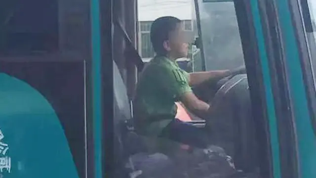 Heboh, Bocah 9 Tahun Kendarai Sendiri Bus Curiannya
