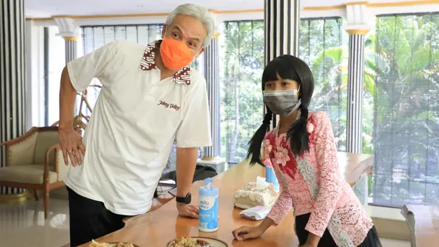Gubernur Jateng Ganjar Pranowo menguatkan dan meminta Bunga untuk berani menyampaikan pendapat terkait PR yang mbludhak kepada guru. (Foto : Liputan6.com/Felek Wahyu)