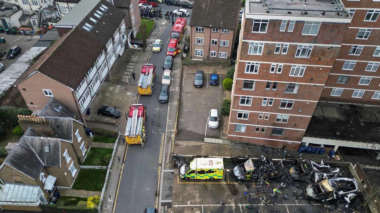 FOTO:  Ambulans Milik Komunitas Yahudi Dibakar di London Utara