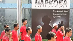 Sejumlah narapidana hendak rehabilitasi sosial therapeutic community (TC) di Lapas Narkotika Klas IIA Jakarta, Selasa (10/5). Kegiatan ini merupakan kerja sama Lapas Narkotika Klas IIA Jakarta dengan BNNP DKI Jakarta. (Liputan6.com/Immanuel Antonius)imm