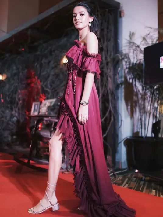 Ternyata keahliah Susan bukan hanya dalam memasak. Kini ia juga mengaku jago membuat jamu godok. Minuman tradisional itu menjadi hidangan wajib guna menjaga daya tahan tubuhnya. (Instagram/susansameeh)