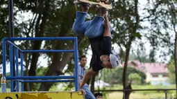 Seorang pemain skateboard melakukan trik di taman skate di Banda Aceh  (8/11/2020). (AFP/Chaideer Mahyuddin)