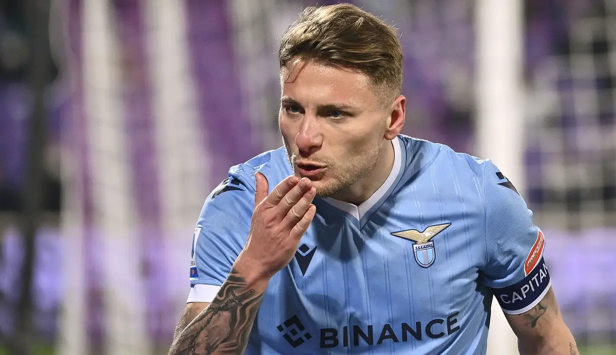 Ciro Immobile berhasil memimpin perolehan gol sementara di Liga Italia 2021/2022 dengan mengoleksi 19 gol dalam 21 penampilannya bersama Lazio. Ia terpaut dua angka dari Dusan Vlahovic sang penyerang baru mematikan milik Juventus. (AP/Massimo Paolone)