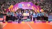 Pemain Jakarta Electric PLN menerima piala setelah menjadi runner up PLN Mobile Proliga 2024. (foto: istimewa)