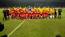 Sebelum berlaga kedua tim legenda sepak bola berfoto bersama di Stadion GBK Jakarta, (7/6/2014). (Liputan6.com/Helmi Fithriansyah)