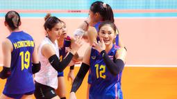 Pemain Timnas Bola Voli Putri Thailand, Hattaya Bamrungsuk (kanan) melakukan selebrasi setelah mencetak poin saat laga Grup A Bola Voli Putri SEA Games 2023 melawan Timnas Bola Voli Putri Indonesia di Olympic Complex Indoor Main Hall, Phnom Penh, Kamboja, Selasa (09/05/2023). (Bola.com/Abdul Aziz)