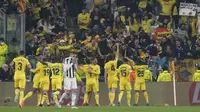 Bek Juventus, Mattia De Sciglio tertenduk setelah pemain Villareal Gerard mencetak gol pada pertandingan leg kedua babak 16 besar Liga Champions di stadion Allianz di Turin, Italia, Kamis (17/3/2022).  Dengan hasil ini, Villarreal berhak lolos ke babak perempat final Liga Champions. (AP Photo/Antoni