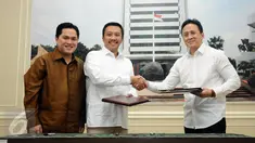 Menpora Imam Nahrawi (tengah) bersalaman dengan Kepala Barekraf Triawan Munaf usai menandatangani MoU revisi Maskot dan Logo Asian Games 2018 di Jakarta, (12/2/2016). Barekraf juga memperkenalkan tema besar Asian Games. (Liputan6.com/Helmi Fithriansyah)