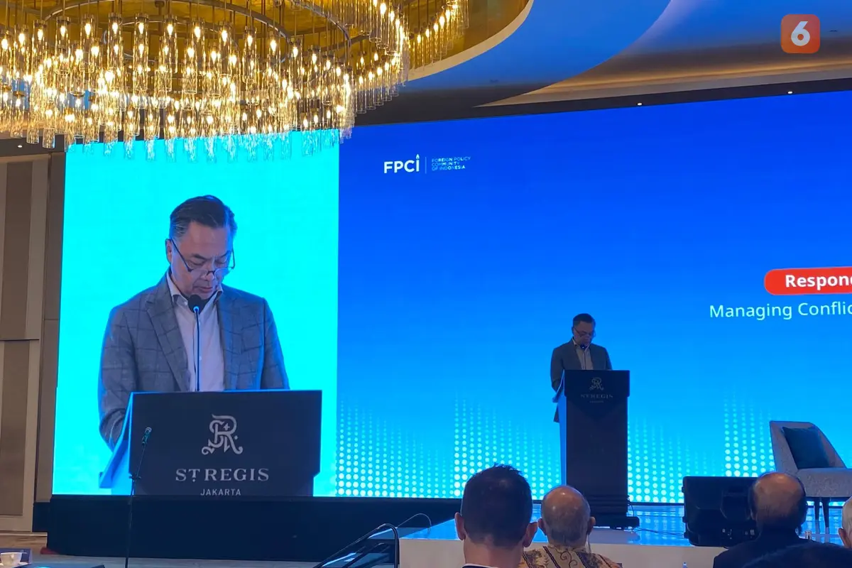 Pendiri Foreign Policy Community of Indonesia Dino Patti Djalal pada Selasa (14/4/2026) di Jakarta, mengatakan bahwa Indonesia harus menyiapkan strategi dalam menghadapi dunia yang kini memasuki momen kekuatan menengah. (Dok. Liputan6.com/Teddy Tri Setio)