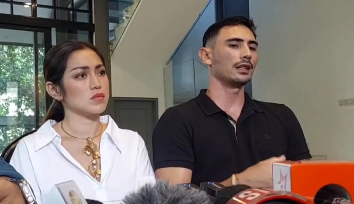 Jessica Iskandar dan suaminya Vincent Verhaag saat jumpa pers soal kasus penipuan di Jakarta, Rabu (8/3/2023) (Liputan6.com/M. Altaf Jauhar)