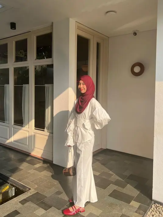 Merah putih adalah perpaduan yang cocok untuk dicoba. Kali ini, Khanza memakai blouse dan skirt berwarna putih. Sedangkan hijab dan alas kaki berwarna merah
