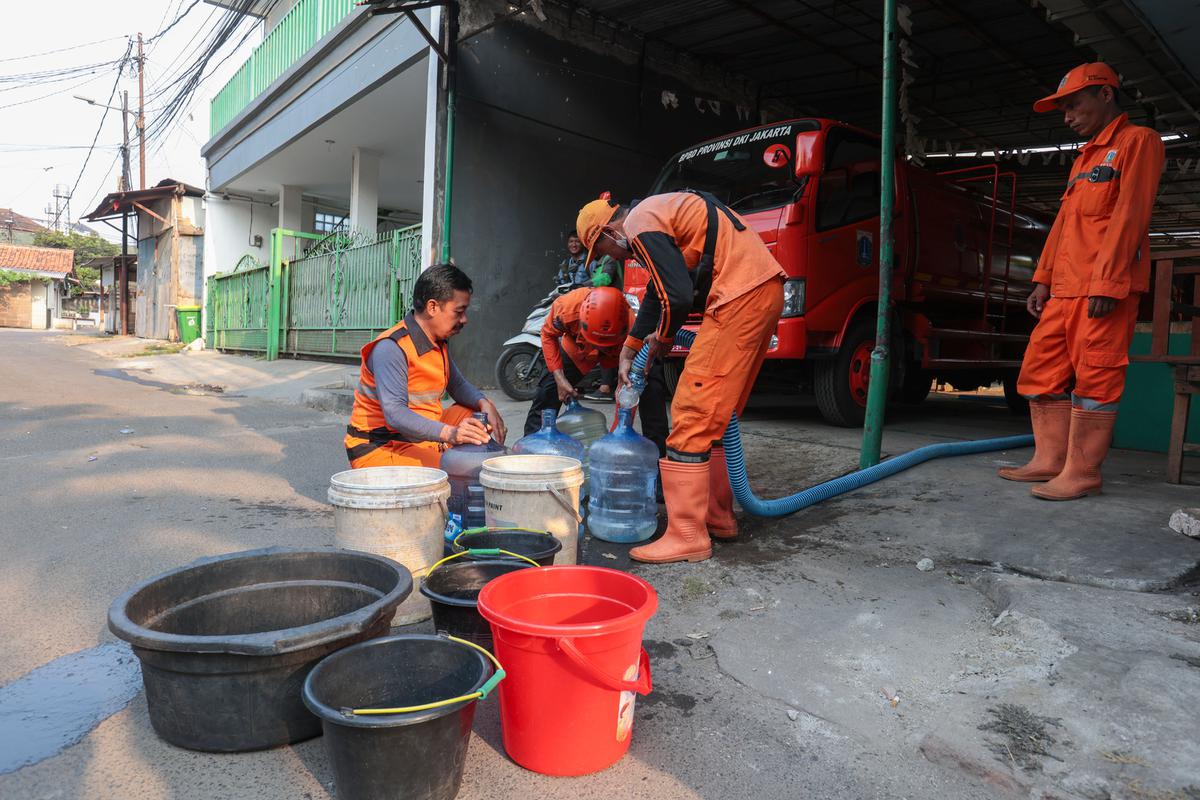 Warga Cilandak Timur Antre Air Bersih