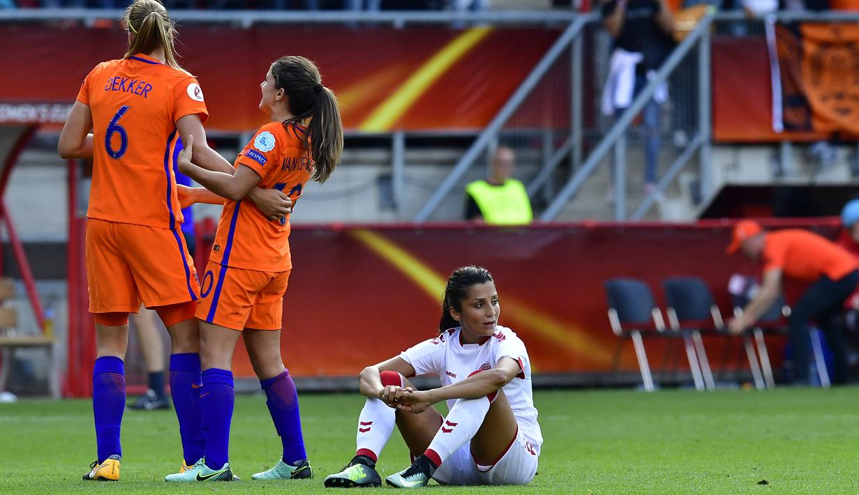 Ekspresi kecewa pemain Denmark, Nadia Nadim (kanan) usai laga final melawan Belanda pada Piala Eropa Wanita 2017 di FC Twente Stadium, Enschede, (6/8/2017). Belanda menang 4-1. (AFP/Tobias Schwarz)