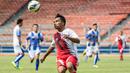 Gelandang timnas Indonesia era 80an, Alexsander, berusaha mengontrol bola pada laga Agum Gumelar Cup di SUGBK, Minggu (10/4/2016). Semangat para pemain senior itu mampu mengalahkan Siwo Jaya, klub wartawan PSSI. (Bola.com/Vitalis Yogi Trisna)
