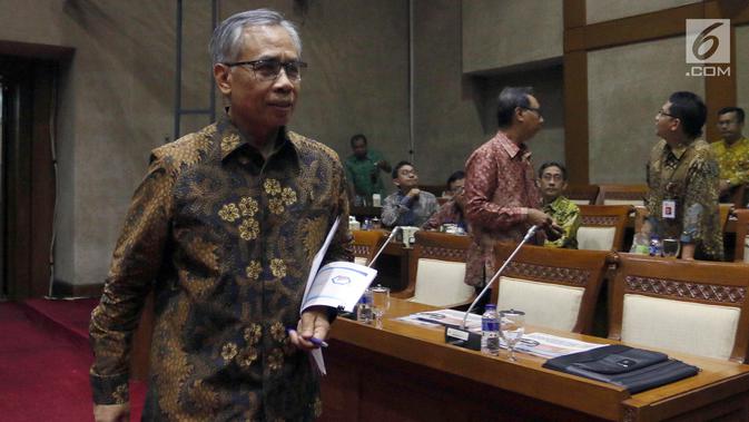 Ketua Dewan Komisoner OJK Wimboh Santoso mengikuti rapat panja dengan Komisi XI di Kompleks Parlemen Senayan, Jakarta, Selasa (11/12). Rapat tersebut membahas rencana anggaran OJK tahun 2019. (Liputan6.com/JohanTallo)
