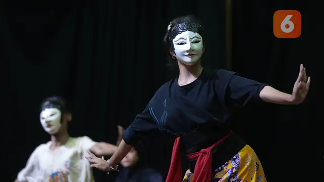 Sejumlah remaja putri mengikuti pelatihan tari tradisi di Pusat Pelatihan Seni Budaya (PPSB) Muhammad Mashabi, Jalan KH Mas Mansyur, Kebon Melati, Tanah Abang, Jakarta Pusat, Rabu (1/7/2026)