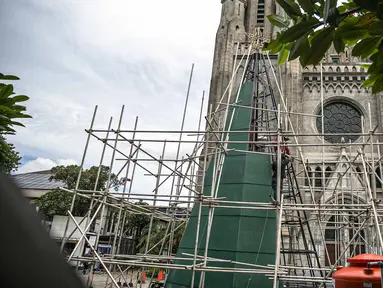 Sebuah pohon Natal sedang dalam proses penyelesaian di Gereja Katedral, Jakarta pada Rabu (16/12/2020). Gereja Katedral Jakarta membuat pohon natal dengan tinggi lebih dari 10 meter dalam rangka menyambut perayaan Natal. (Liputan6.com/Faizal Fanani)