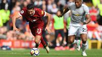 Gelandang Liverpool, Emre Can berusaha membawa bola dari kejaran bek Manchester United, Antonio Valencia saat bertanding pada lanjutan Liga Inggris di stadion Anfield, Liverpool, (14/10). Liverpool bermain imbang 0-0 atas MU. (AFP Photo/Paul Ellis)
